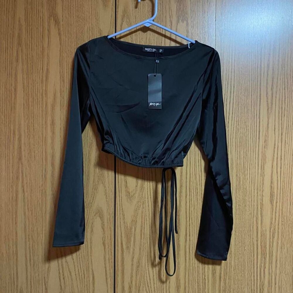 NWT Nasty Gal Women’s 2 Long Sleeve Tie Waist Crop Top Black.